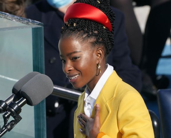 资料图片：阿曼达·戈尔曼朗诵就职典礼诗。(美国《纽约时报》网站)