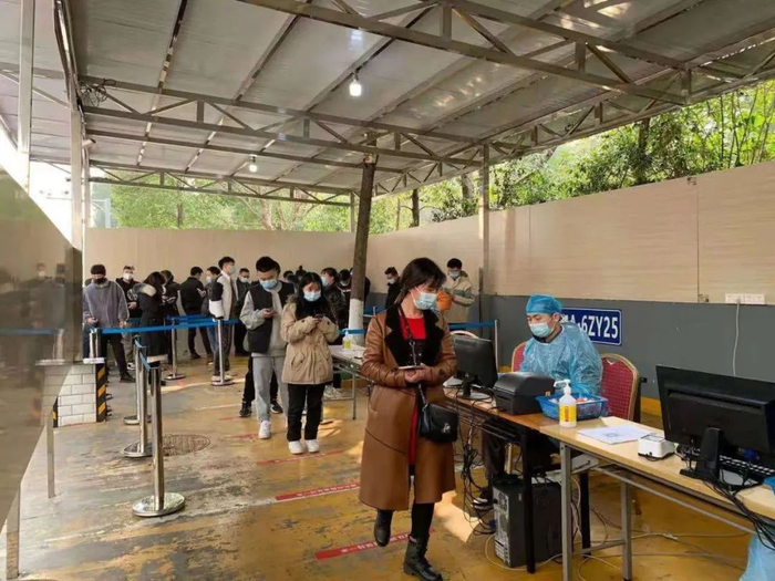 长沙市中医医院（长沙市第八医院）星沙院区开辟“愿检尽检”采样专区。粟青梅 摄