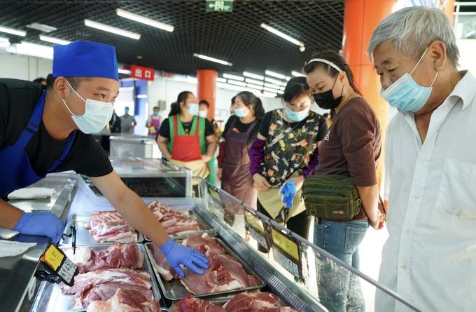 南宁一超市女员工每次偷一斤排骨一斤猪肉，十天连续作案5起被抓现行-男子超市偷猪肉获利视频