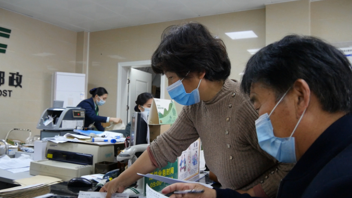 ▲姚策亲生父母在邮政局邮寄建议书。新京报记者 刘名洋 摄