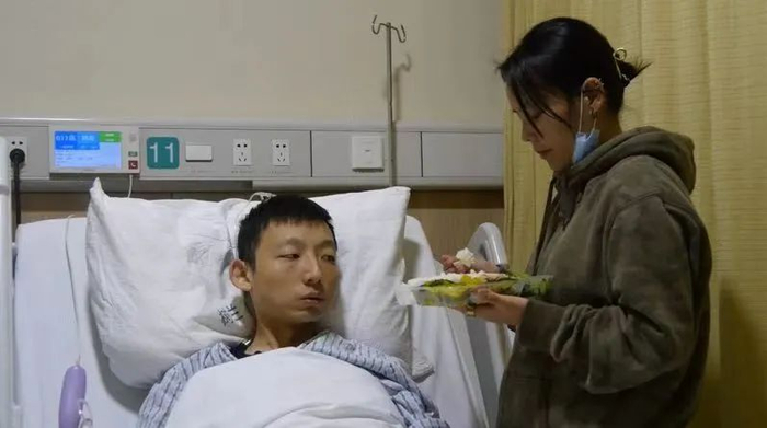 ▲1月24日，在杭州树兰医院内，姚策妻子正在给躺在病床上的姚策喂饭。新京报记者 刘名洋 摄