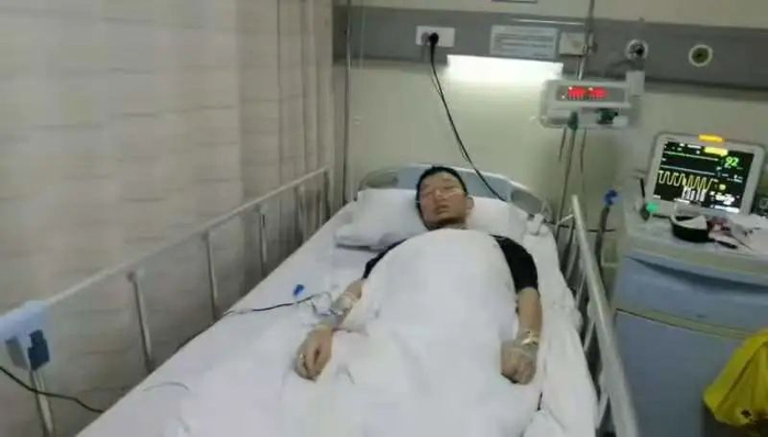 ▲姚策躺在病床上。受访者供图