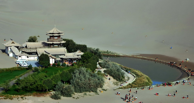 敦煌鸣沙山月牙泉。摄影/章轲