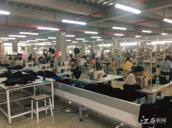 于都县打造“中国品牌服装制造名城”。图为服装学校学生正在上实训课 图据于都县政府网站