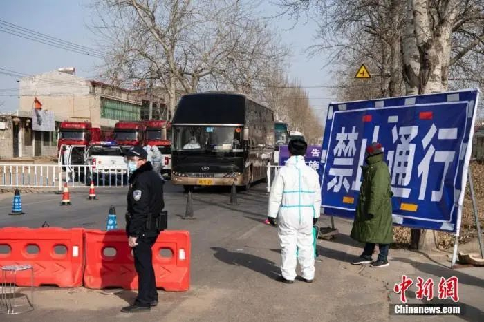 图为距离增村镇约4公里、距离小果庄村约8公里的一处疫情防控检查点，运送异地集中隔离观察人员的车辆通过此地。中新社记者 侯宇 摄