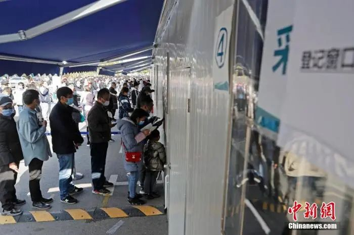 资料图：上海扩大核酸检测规模，民众在周浦医院依次进行信息登记。殷立勤 摄