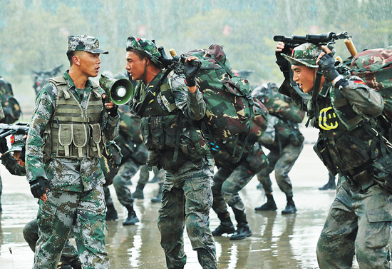     下雨天，刘近（左一）组织参训队员进行体能训练。 李灰懿/摄