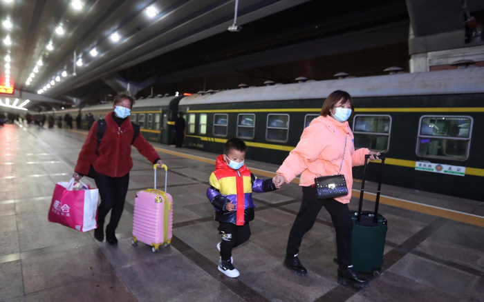 今天凌晨，北京站开出春运首班临客，旅客拖着行李箱准备上车。新京报记者 王贵彬 摄