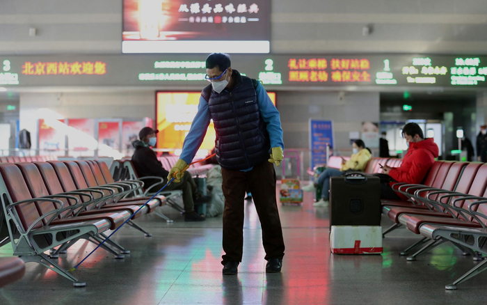 工作人员在北京西站候车大厅消杀。新京报记者 李凯祥 摄