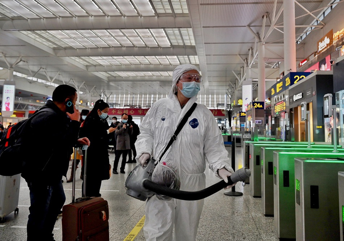 1月28日，上海虹桥火车站，工作人员对进站闸机进行消毒。除了对旅客重点接触部位进行消杀，每天深夜，站点工作人员还会进行一次站内全面深度消杀。