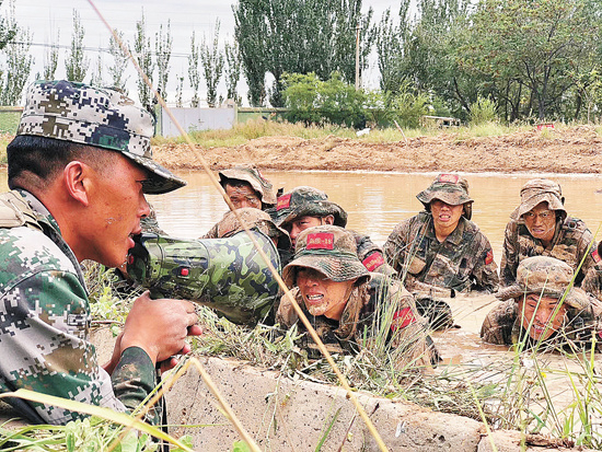     魔鬼周集训的泥潭格斗课目中，刘近（左一）对受训队员进行心理抗压训练。 李灰懿/摄