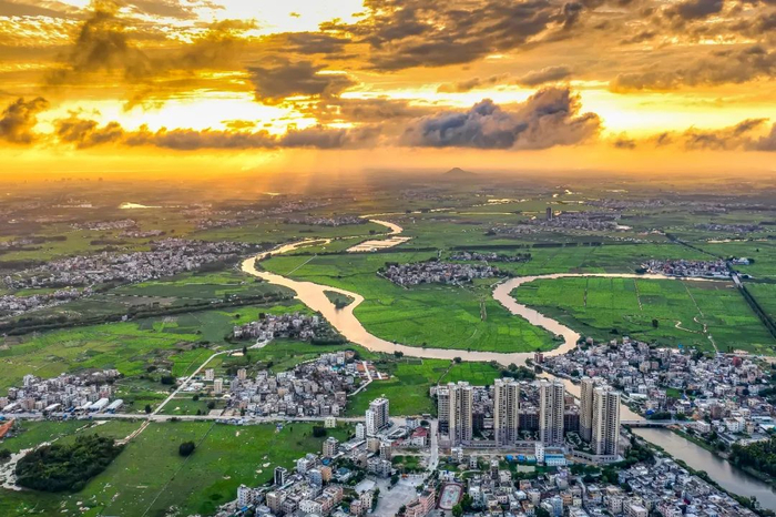 △吴川黄坡镇的鉴江支流，舞龙灵动。余国强 摄