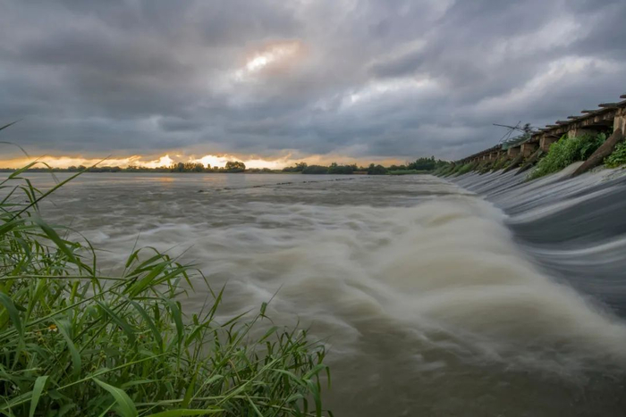 △吴阳老闸口，波浪翻涌。余国强 摄