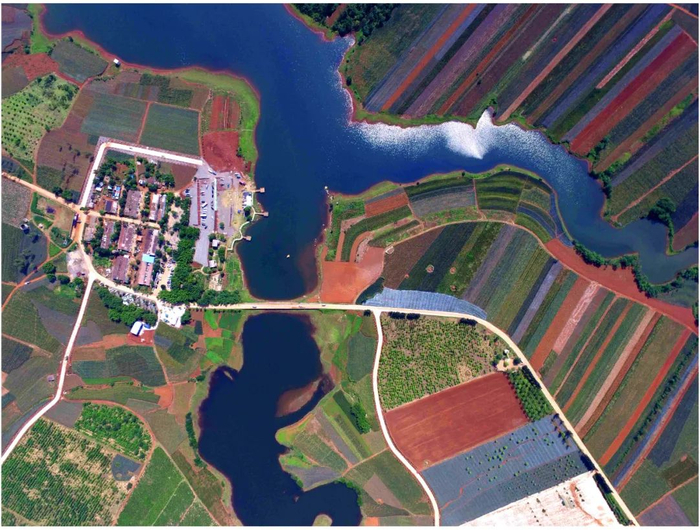 △蜿蜒曲折的河流环绕七彩田园。彭德才 摄