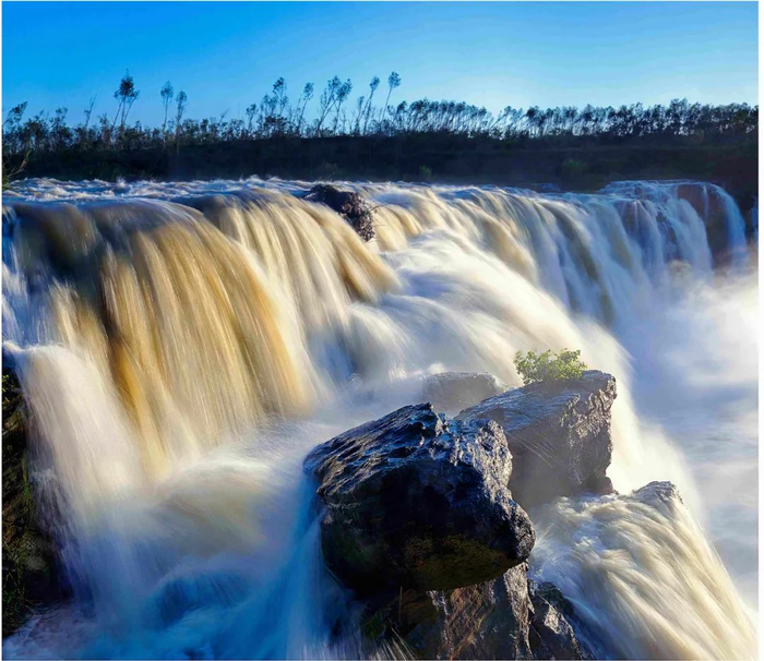 △雷州市龙门镇，水流宛如瀑布一泻而下。陈朝敬 摄