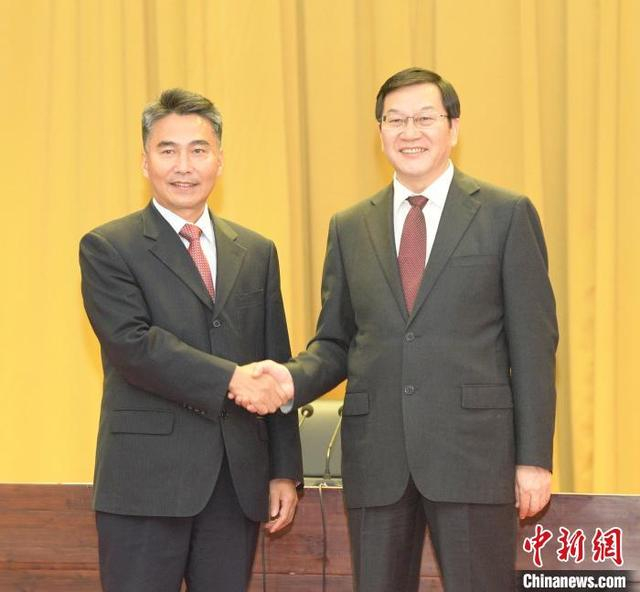 图为广西壮族自治区政协副主席王乃学（左）与中共北海市委书记蔡锦军（右） 李君光 摄