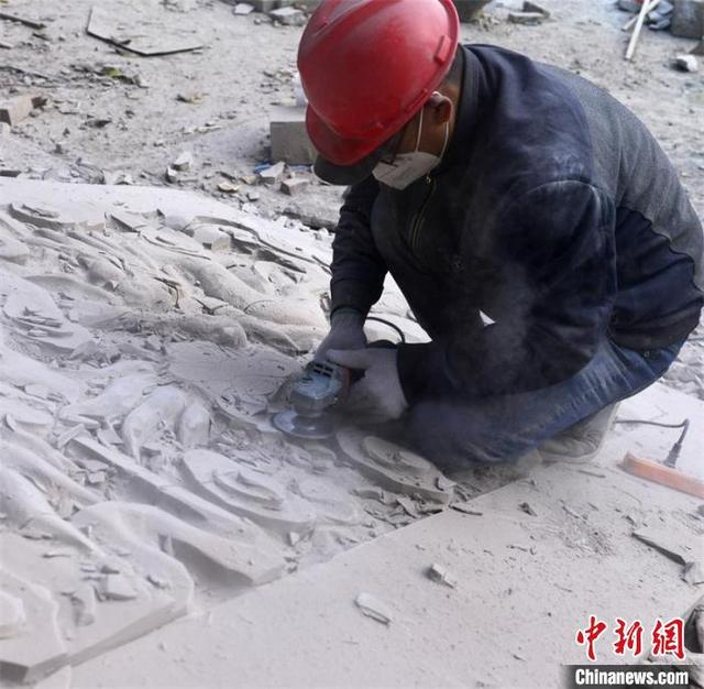 匠人师傅正在雕花。 汪泽民 摄