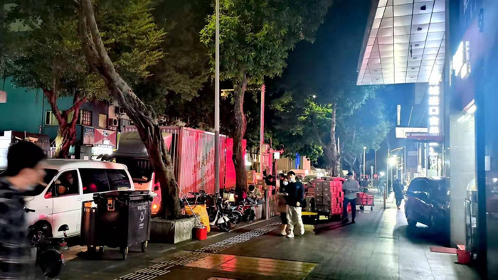 华强北地区夜间卸货。郑丹/摄影