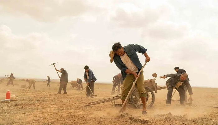 ▲上图为宁夏永宁县闽宁镇建设初期，移民群众在戈壁滩上开荒种田（资料照片 新华社发）。下图为扶贫剧《山海情》剧照。