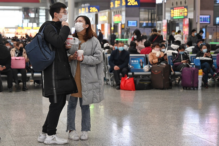 1月28日，上海虹桥火车站，候车的乘客。