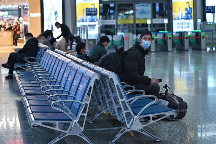 1月28日，上海虹桥火车站，候车的乘客。