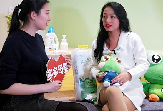 青蛙王子品牌高级总监凌丽萍走进直播间，与消费者分享青蛙王子的高品质生产和严苛管理流程。（安然 摄）
