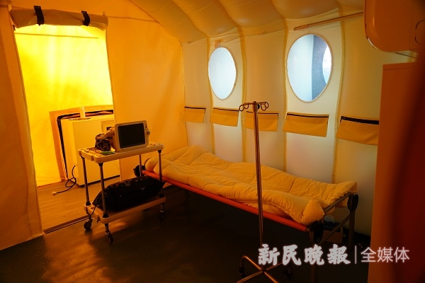 图说：充气膜结构模块化负压隔离病房 来源/新民晚报记者 郜阳 摄（下同）