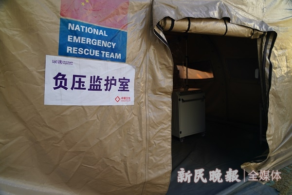 图说：新型防疫医院中的负压监护室