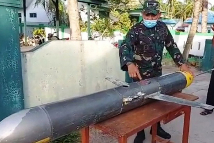 印度尼西亚渔民在龙目海峡附近打捞到中国的潜航器，移交给了军方（图源/推特@ MediaSelayar）