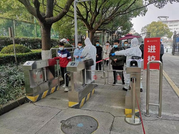 图说：上海立信会计金融学院开展防疫演练 来源/学校供图