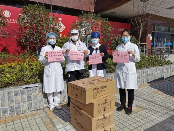 图说：医务社工为武汉送上社会捐赠物资 东方医院社工部供图