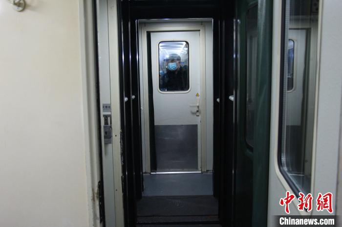 列车检修师在车厢内作业 高君贤 摄