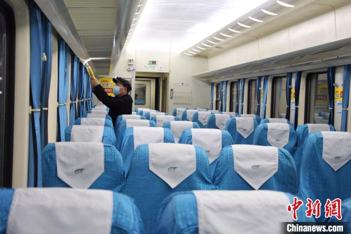 列车检修师在车厢内作业 高君贤 摄