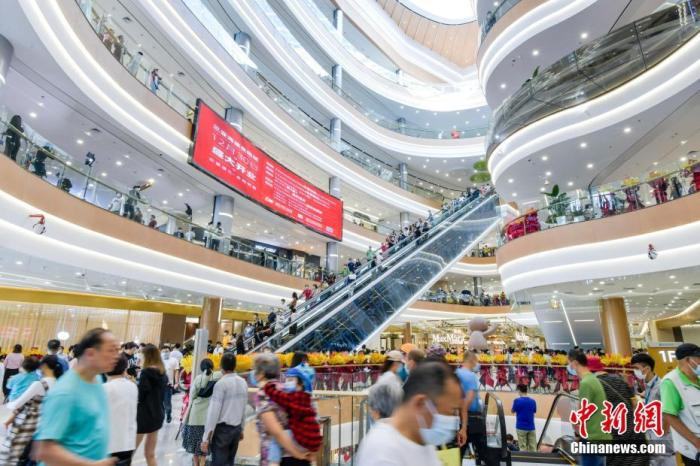 资料图：三亚海旅免税城迎来大批顾客。中新社记者 骆云飞 摄