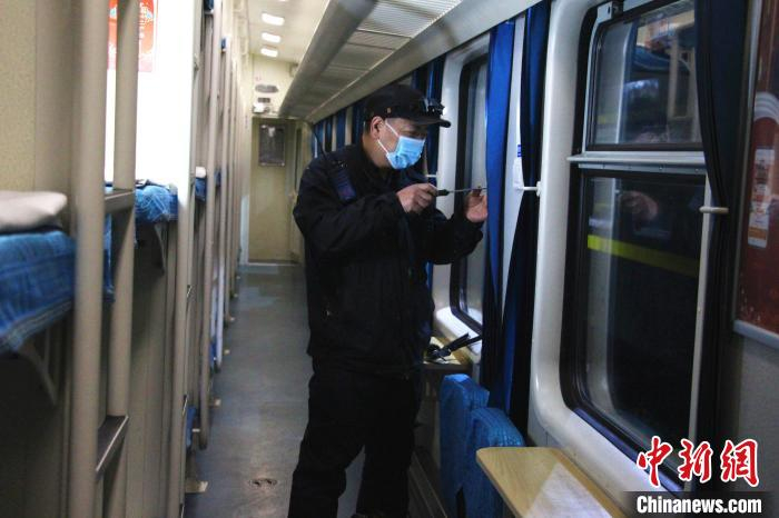 列车检修师对车厢设施进行检修 高君贤 摄