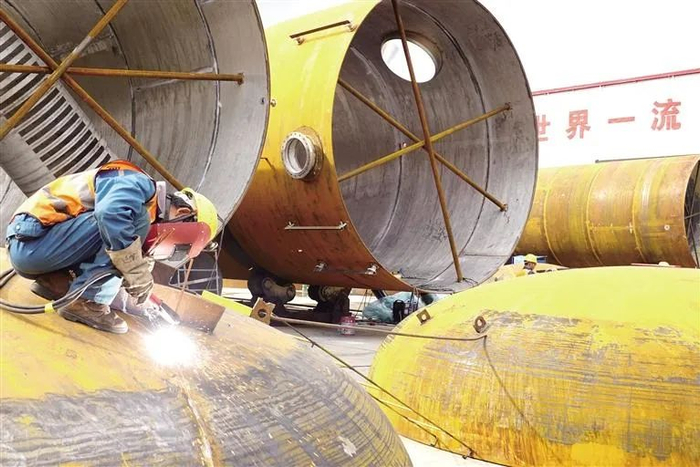 工人在榆林煤炭分质利用制化工新材料示范项目现场施工。资料照片