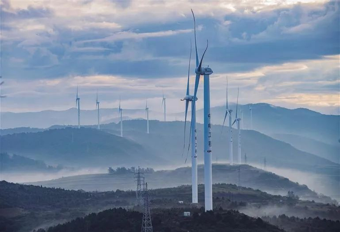 航拍黄龙县界头庙镇界头庙村山上的风力发电机组。截至1月25日，黄龙县已建成新能源项目10个，总装机规模316.6兆瓦；在建项目1个，装机规模100兆瓦。袁景智 摄