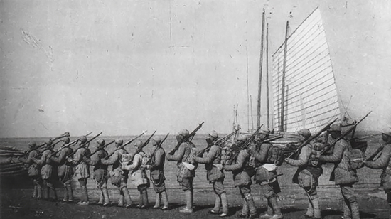     准备登船的部队。 杨明清供图