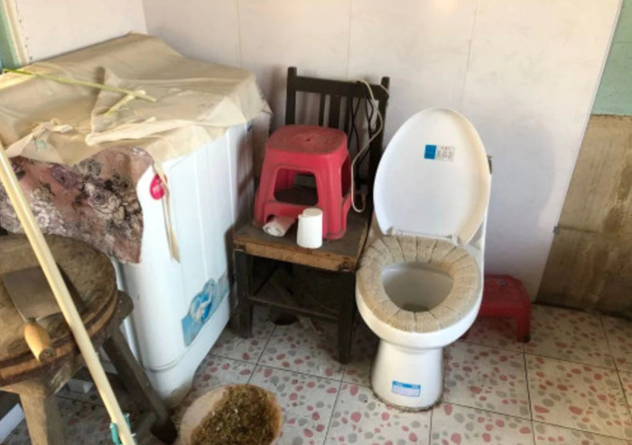 马桶不但正对灶台、没有任何遮挡，还没有上下水。图源：新华社