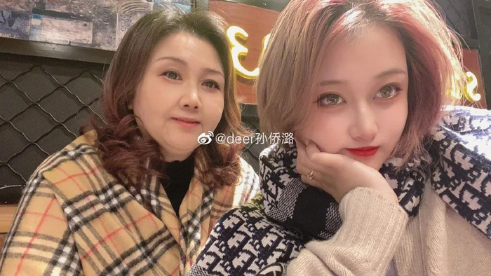 孙侨潞和妈妈合影（图源@deer孙侨潞 ）
