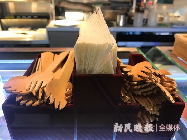 图说：在哈根达斯，塑料勺子换成了木叉子