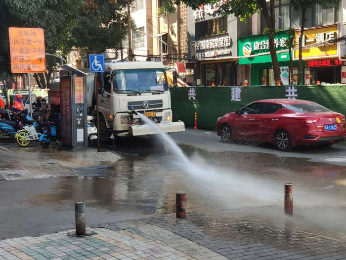 △环卫部门用洒水车对路面进行清理
