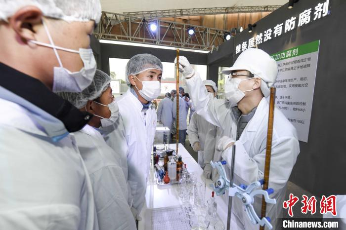 辣条专业班实践考核。　杨华峰 摄