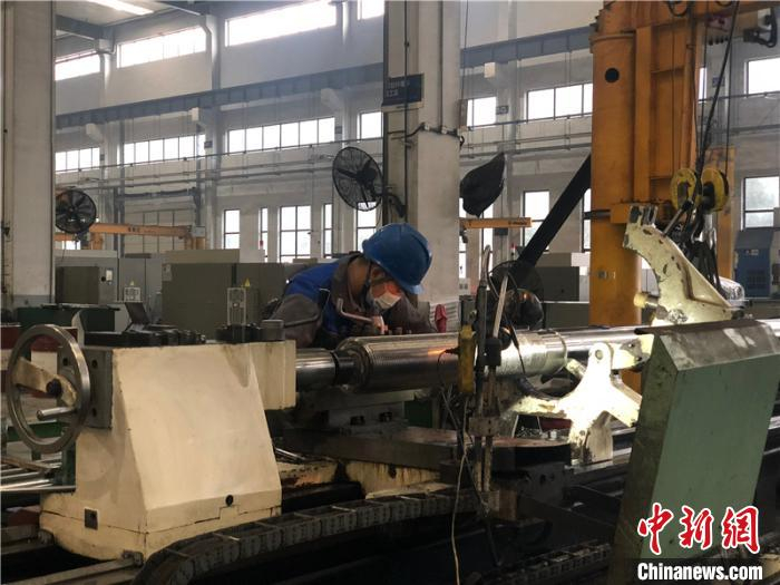     螺杆生产车间。　林波　摄