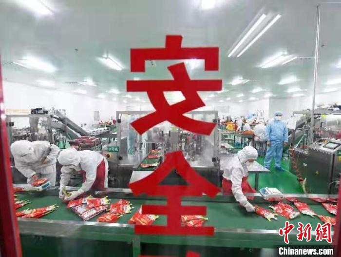 辣条10万级的GMP洁净车间。　杨华峰 摄