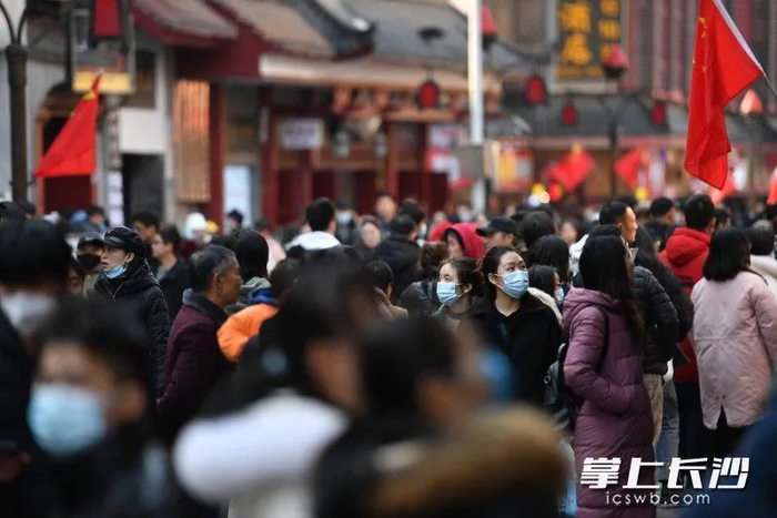 △坡子街上，往来的游客熙熙攘攘。