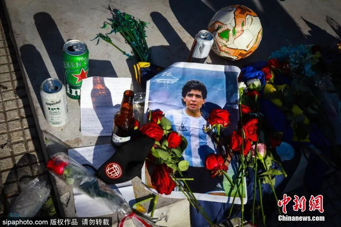阿根廷球迷纪念马拉多纳。图片来源：Sipaphoto版权作品 禁止转载