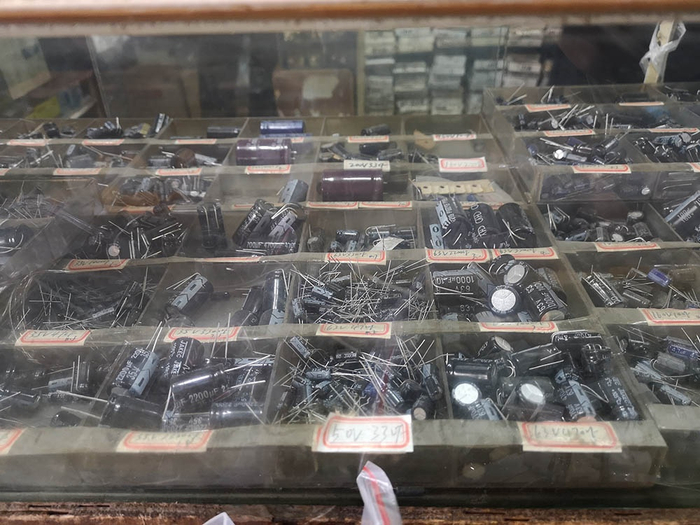 沪光灯具总厂经营部柜台，卖有各式电子零件。