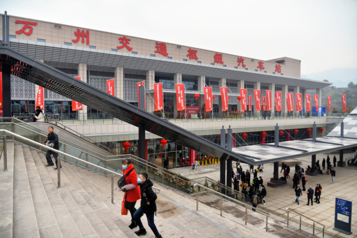 万州交通枢纽汽车站正式投入使用 图：平湖万州