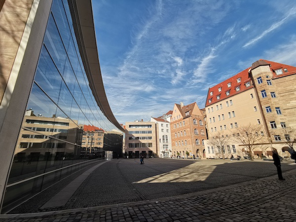 图4沃尔克·斯塔布, 纽伦堡新博物馆玻璃幕墙弧面局部 1999摄影 马宁